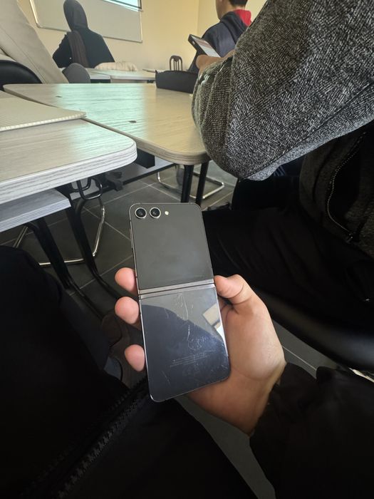 Samsung Z flip 5 8/256gb Arzon Narxda