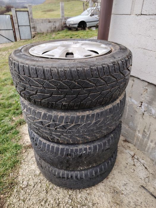 Vând roti Ford cu cauciucuri de iarna