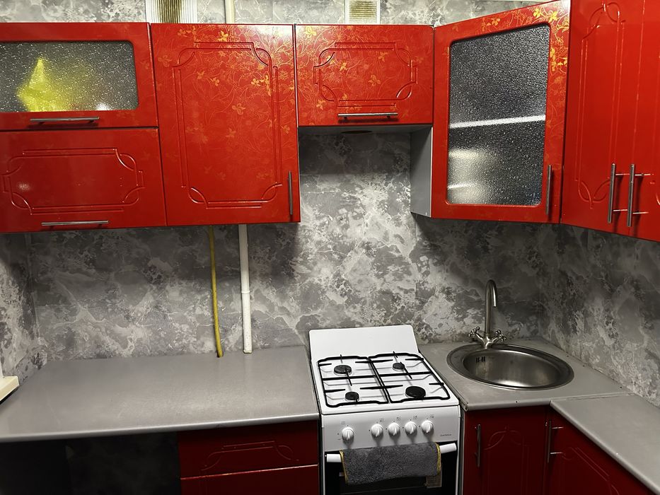 Продам кухонный гарнитур и газ плиту