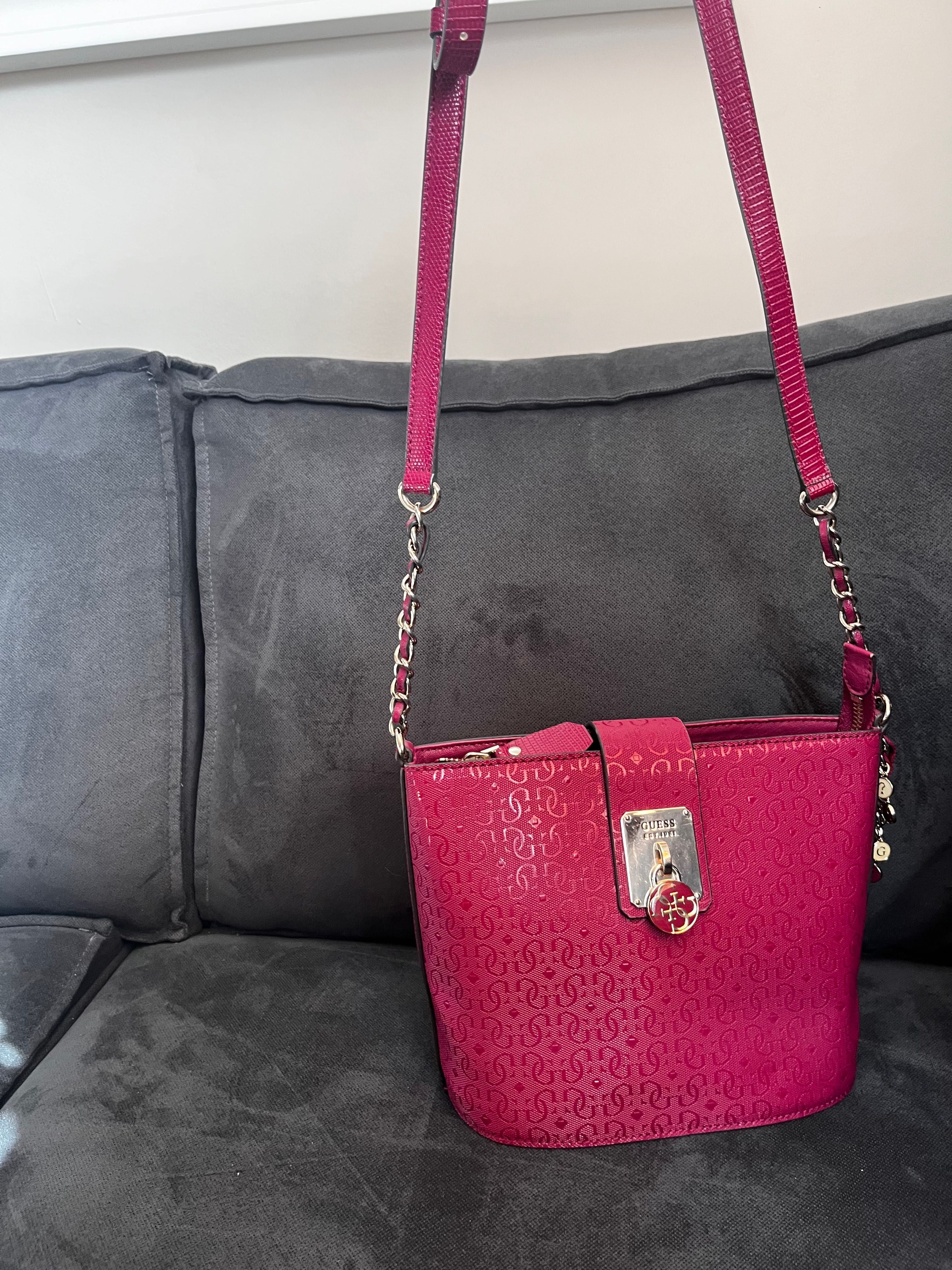 Дамска чанта GUESS
