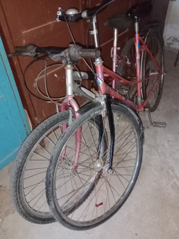 Vând două biciclete.