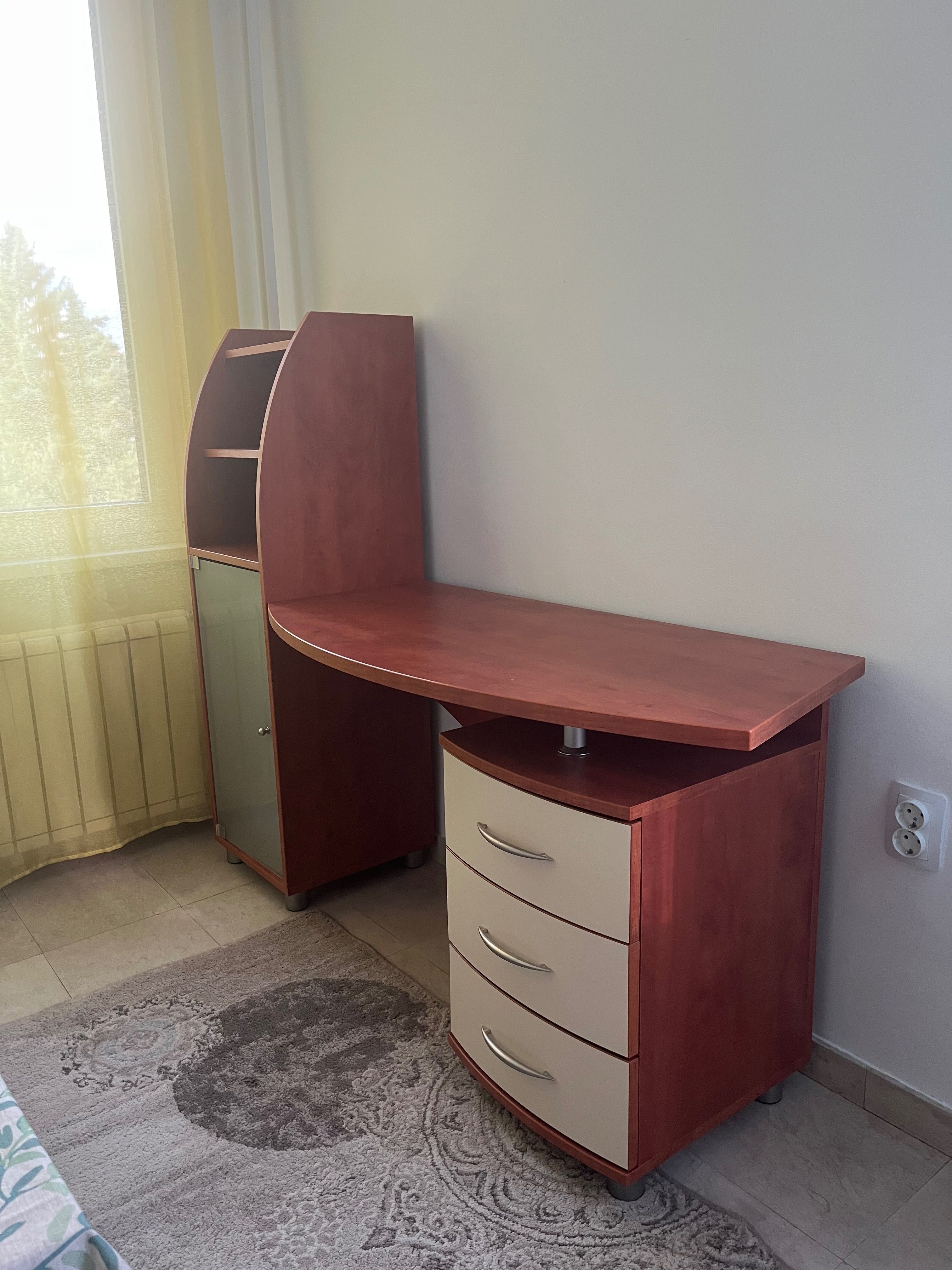 Гардероб, тоалетка с огледало