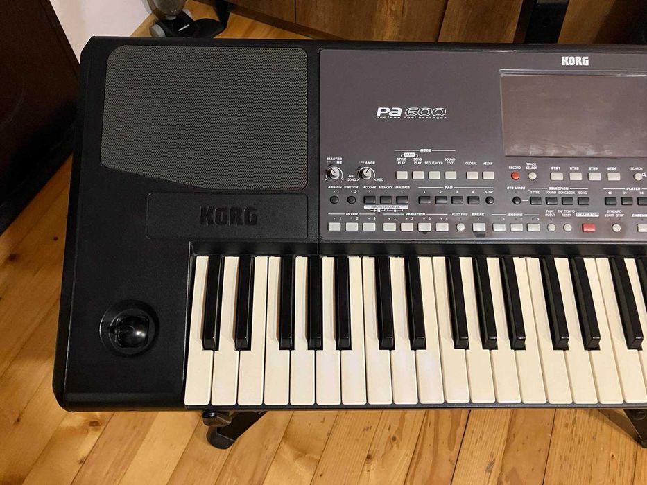 Korg Pa600 Синтезатор