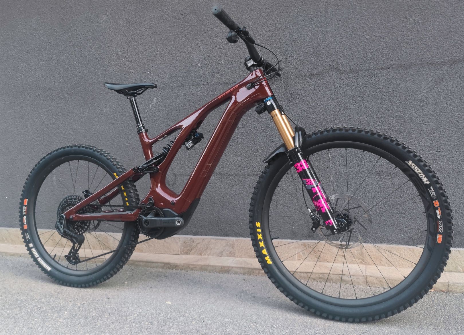 Карбонов Електрически Велосипед 29/27.5 Specialized 700W 2024 Sram ASX