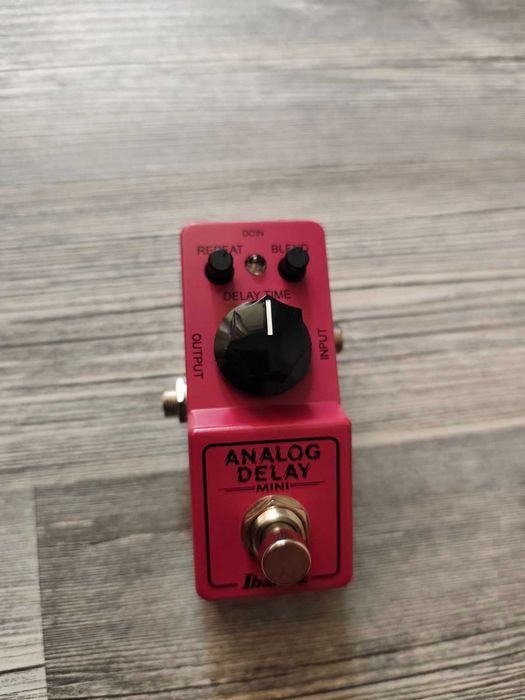 Много запазени китарни ефекти с оригиналните кутии!