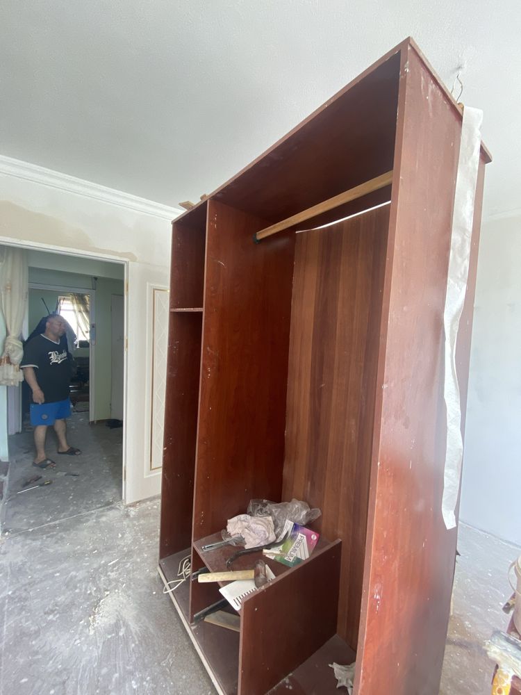 Shkaf,  tumbochka, termo, kompiturni stol, dvux satorni divam bez mati