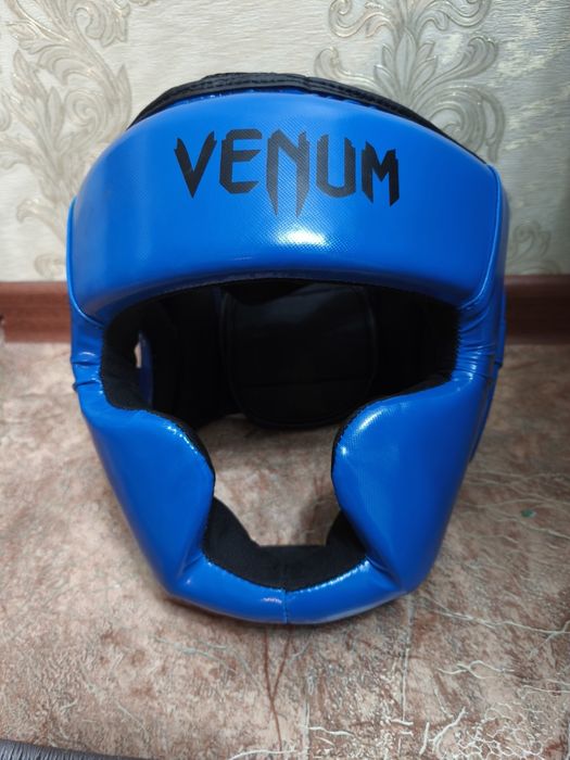 Защитный шлем в хорошем состоянии почти новый