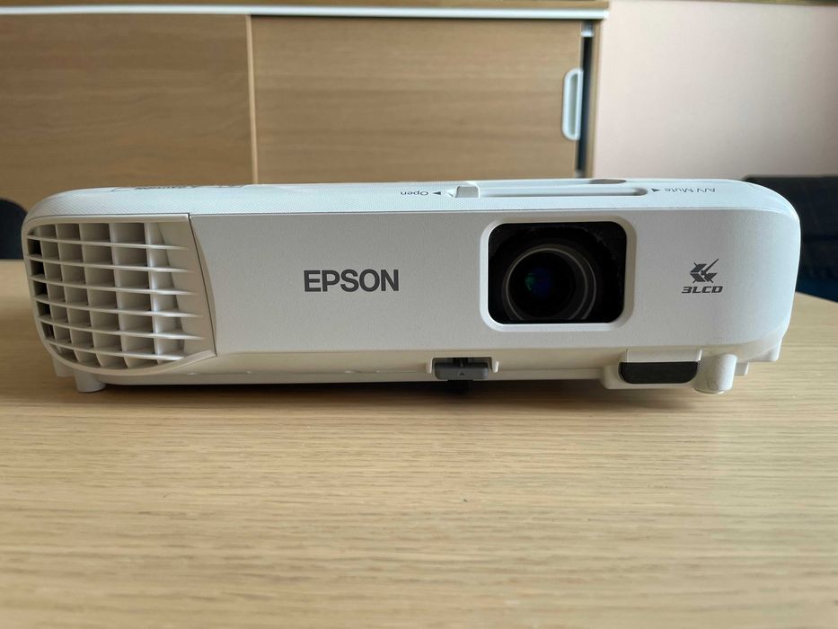Проектор Epson EB-W05 + Стойки за таван