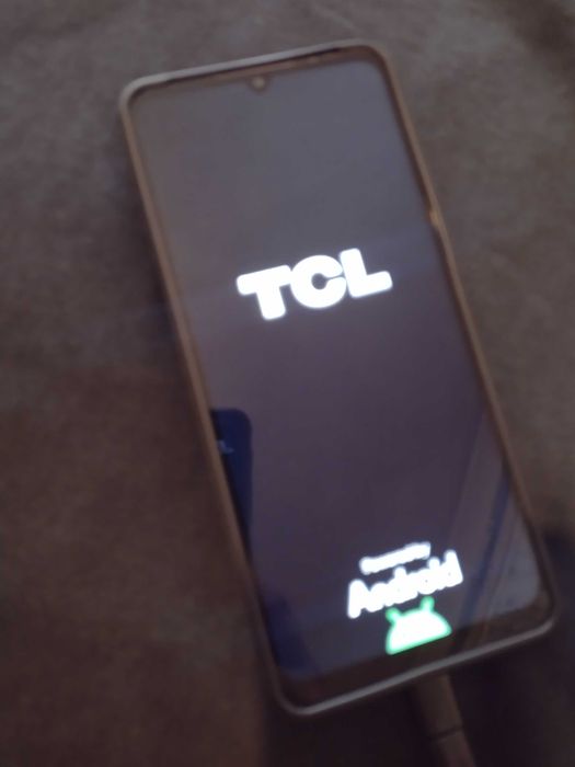 TCL 505 Телефон със супер издръжлива батерия.