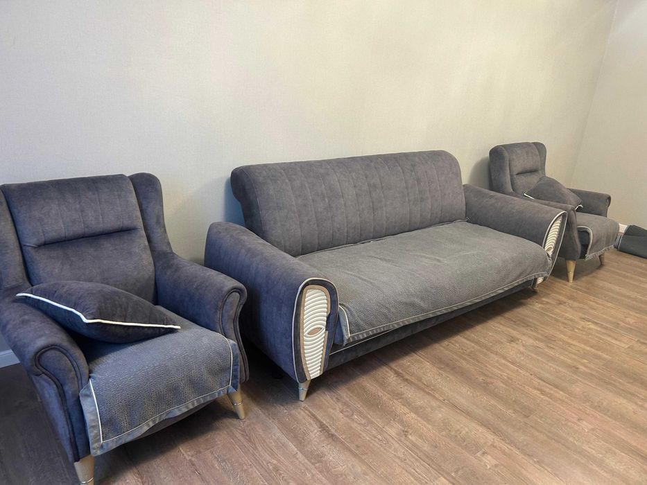 На продаже диван с креслом.