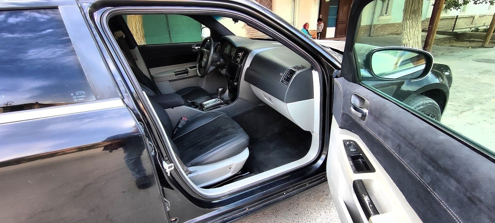 Chrisler 300C sotiladi (Stock)