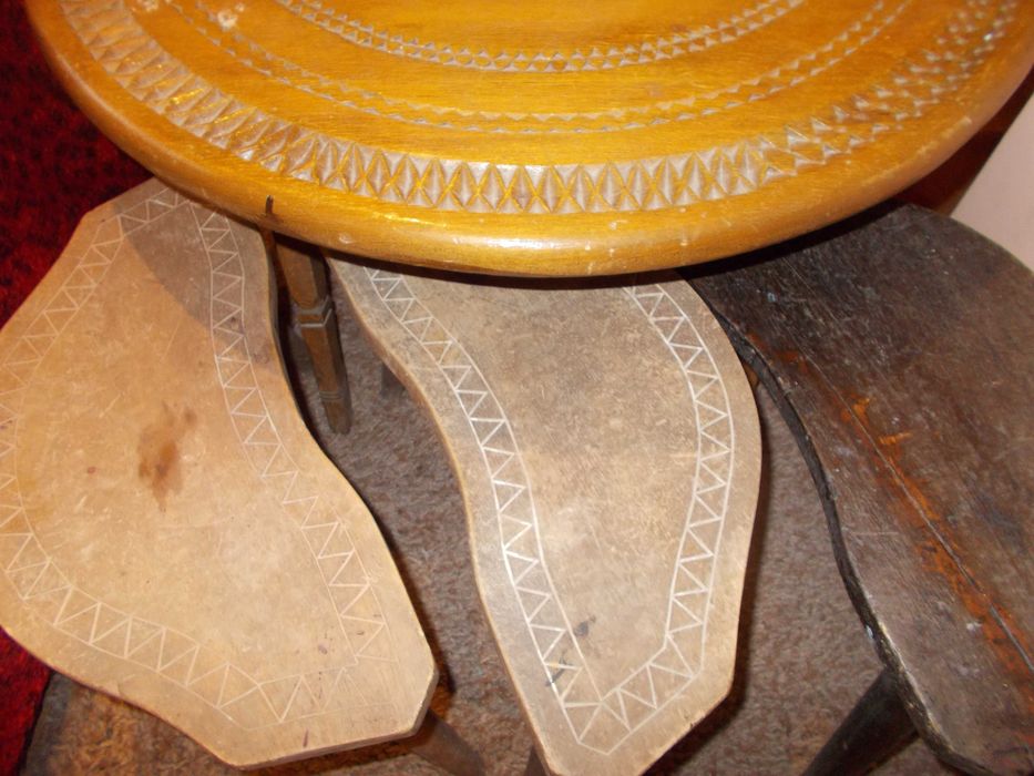 Дървена стара масичка , резбована и столчета