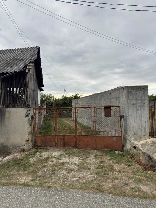 Vand teren Vaideeni, situat in spatele scolii