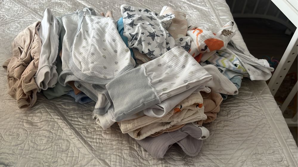 отдам ванночку и вещи для новорожденных