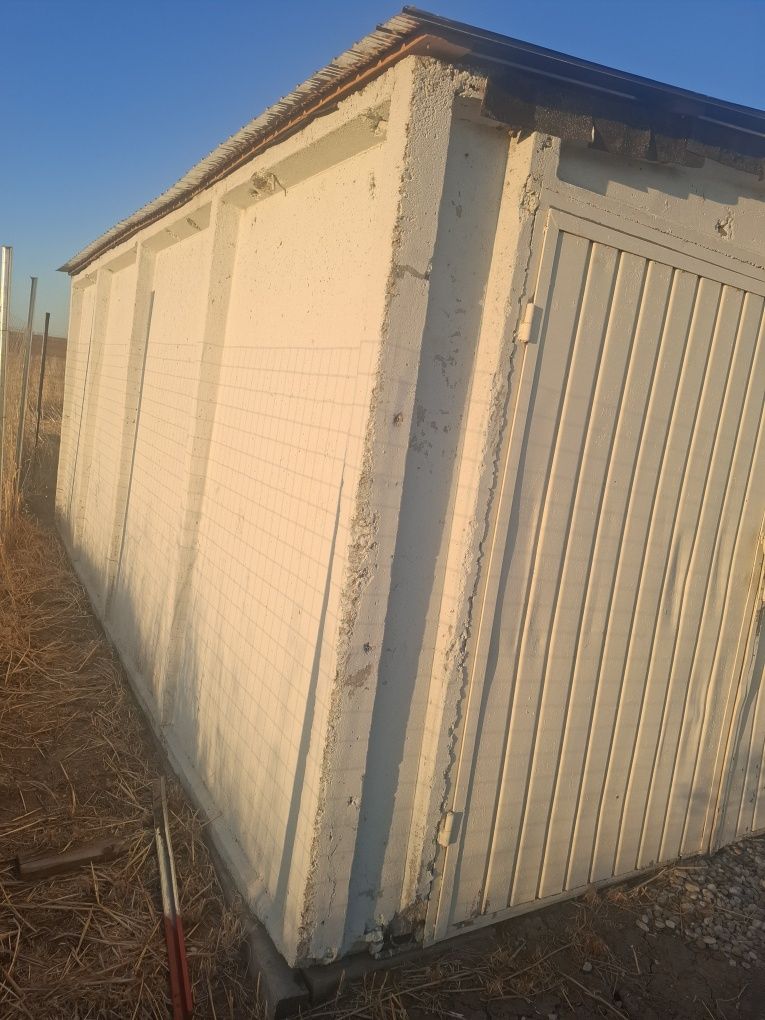 Vând garaj beton