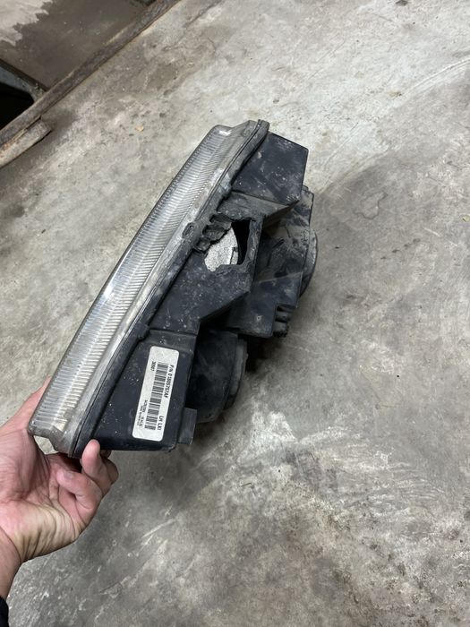 Продам фару от крайслера 300С