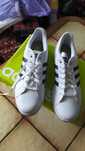 Vand doua perechi adidasi sport noi.Adidas si Trenth