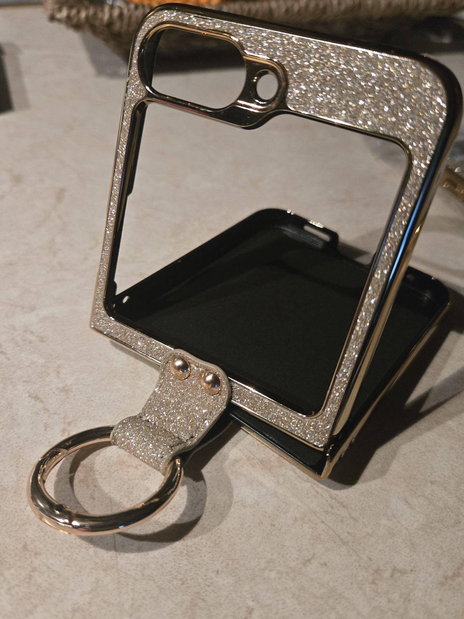 Златист кейс за Samsung Galaxy Z Flip 6