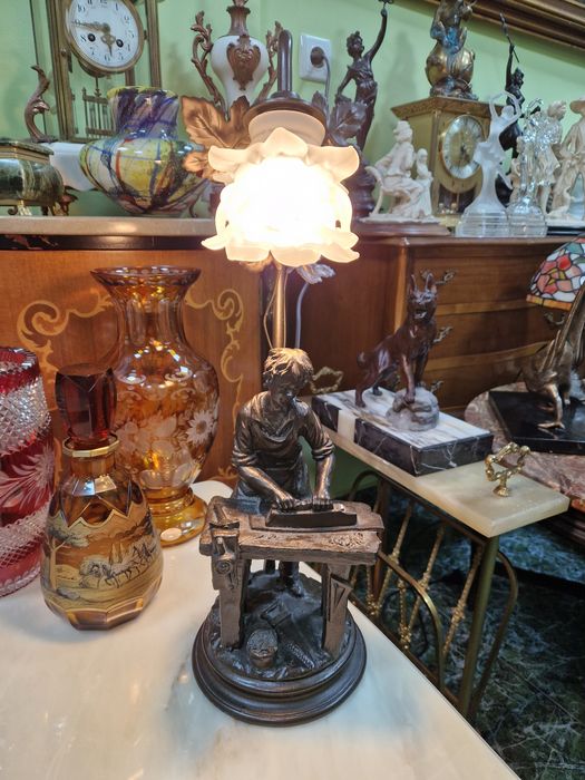 Прекрасна антикварна фигурална настолна лампа