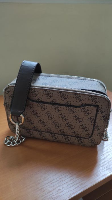 Дамски чанти “Guess” и “Lui Vuitton”
