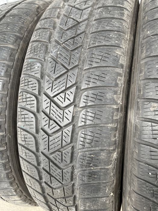 4 бр. зимни гуми 215/65/17 Pirelli DOT 3716 5-5,5 mm
