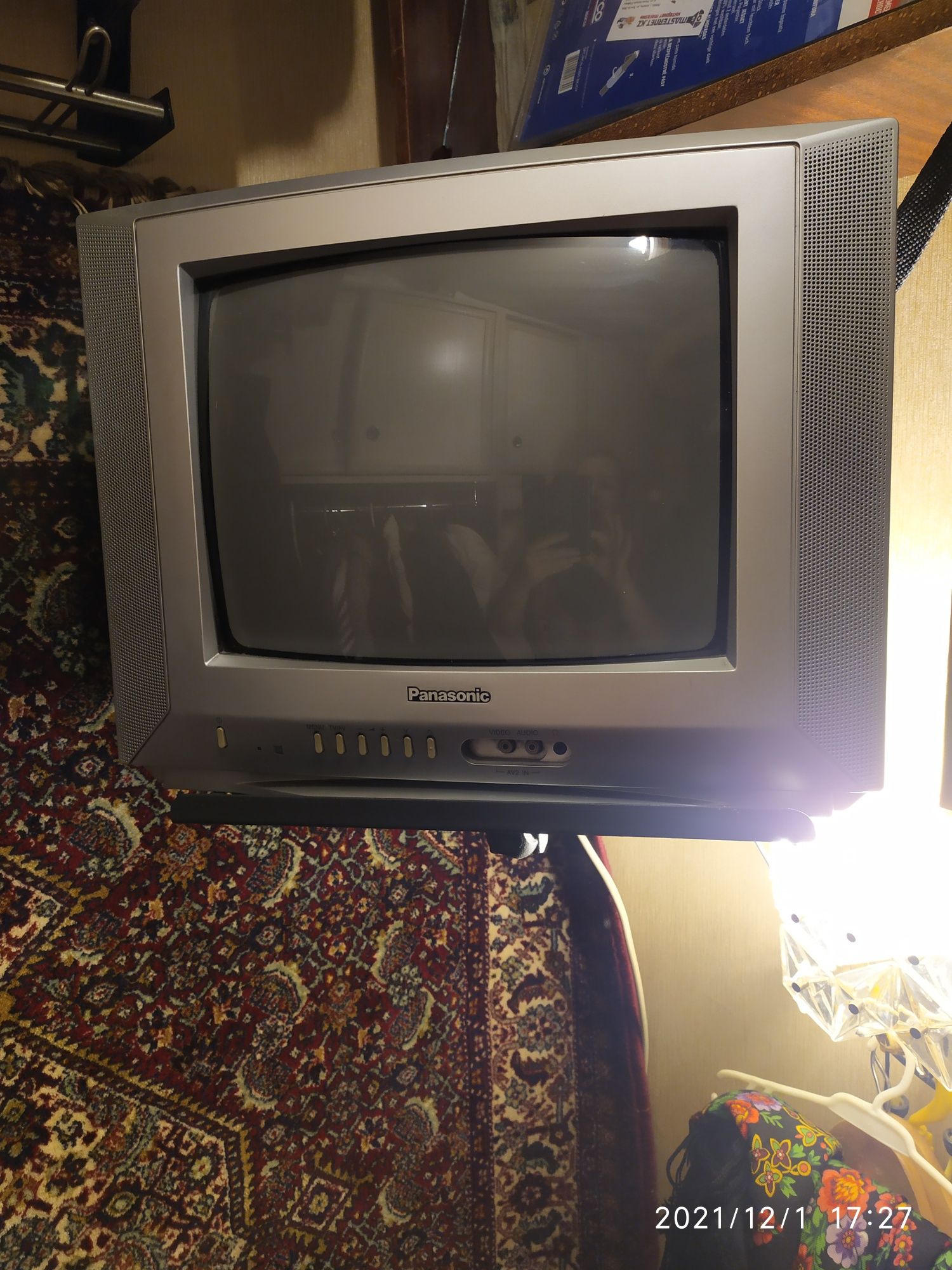 Кронштейн  настенный с  телевизором Панасоник
