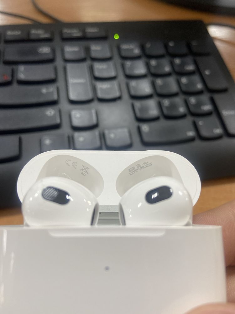 Беспроводные наушники Apple AirPods