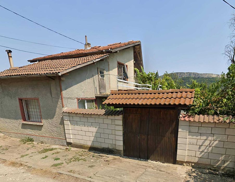 Двуетажна самостоятелна къща село Мадара, обл. Шумен