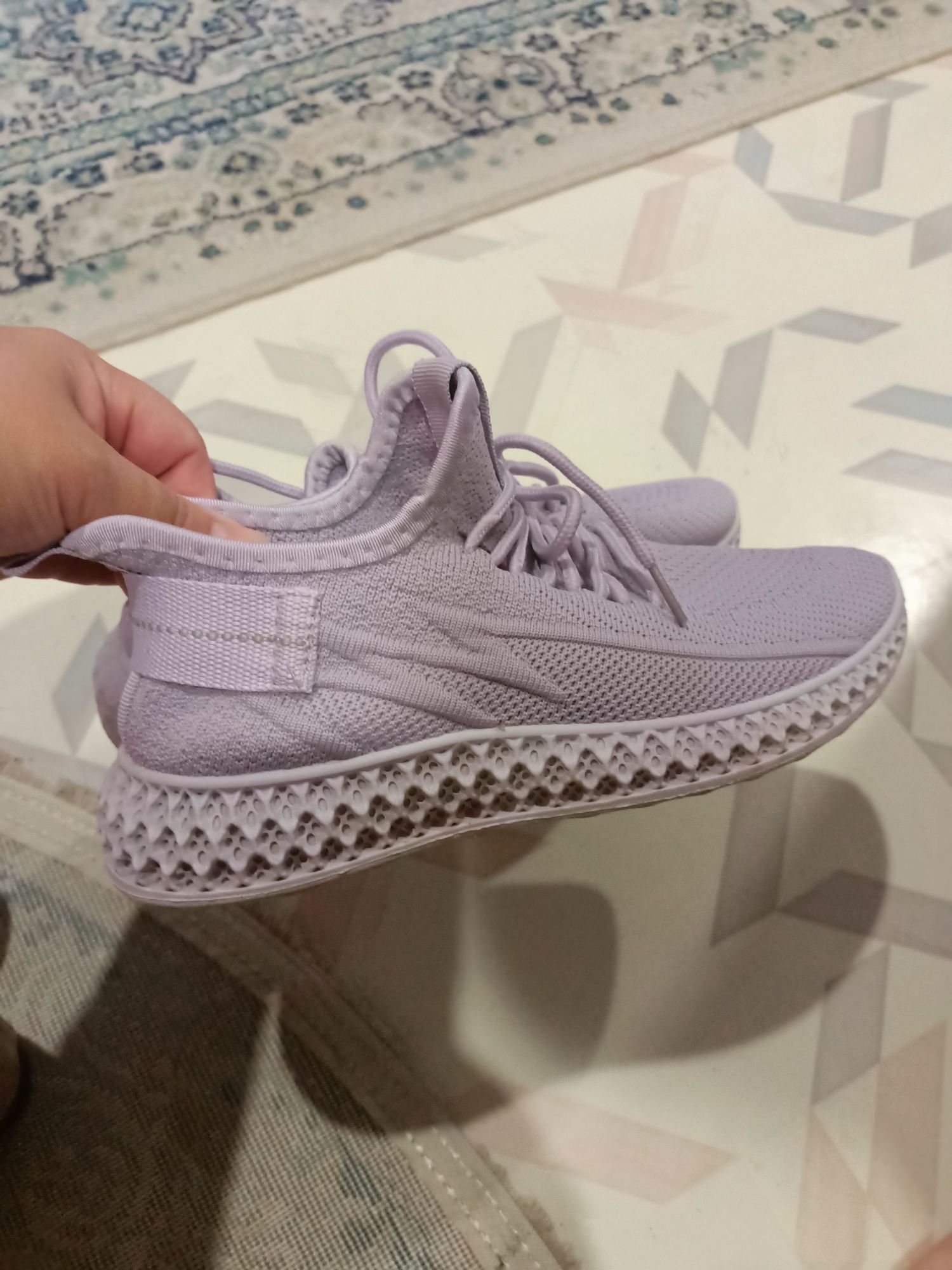 Продам летние кроссовки Yeezy.