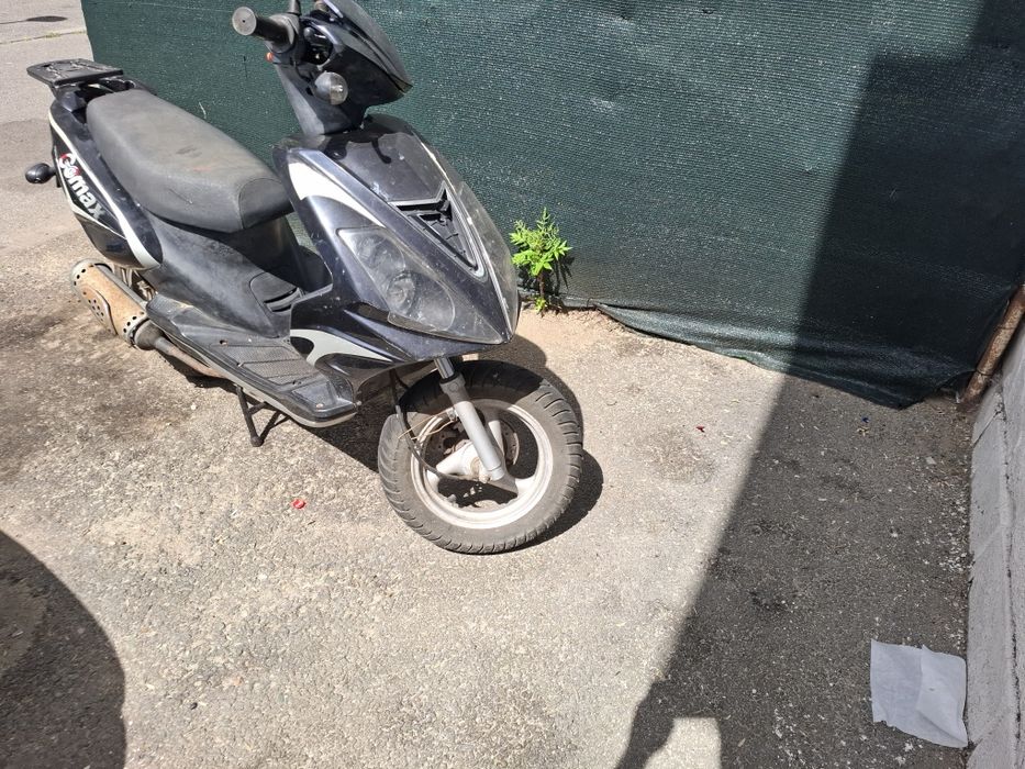 Vând scuter 4t  funcționează perfect