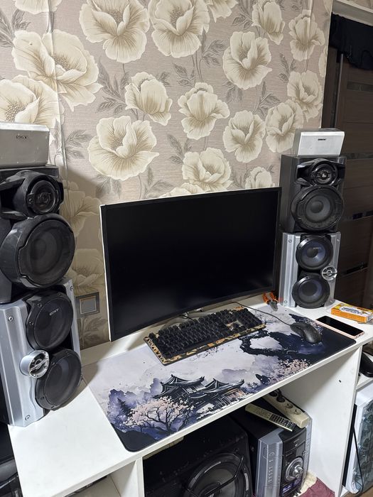 Изогнутый монитор 32 дюима