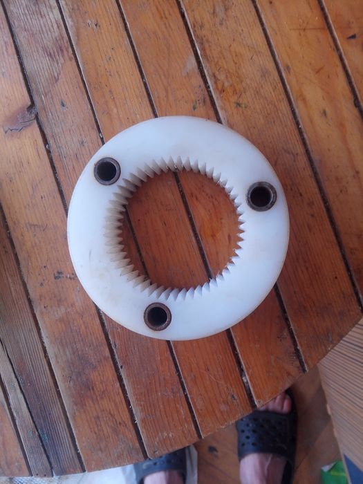 Продавам зъбни колела за валираща асфалтова машина