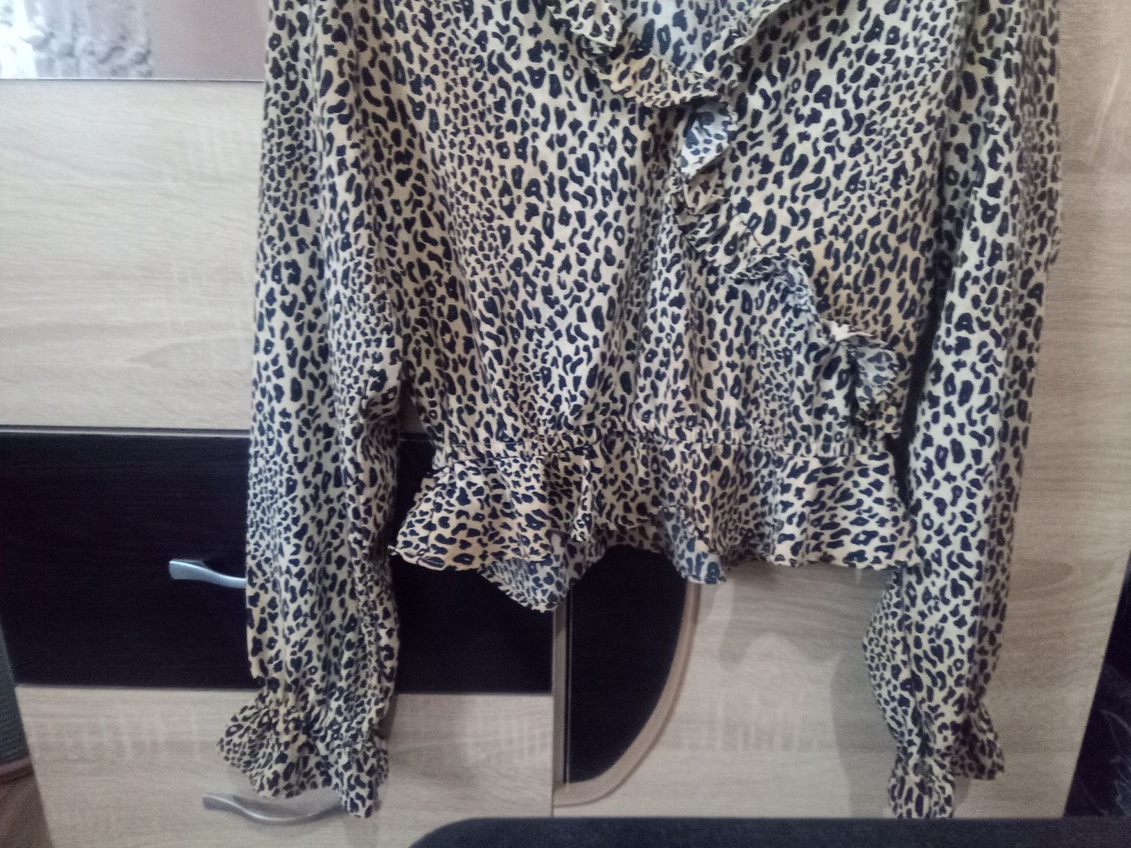 Bluza crop top cu imprimeu de ghepard