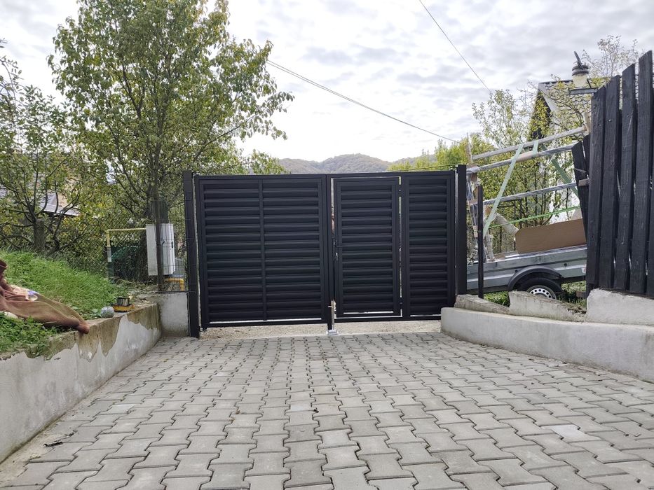 Porți moderne tip jaluzea – design exclusivist, finisaj negru mat!