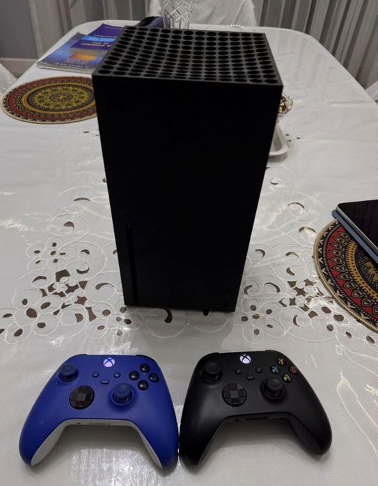 Xbox Series X и 2 геймпада