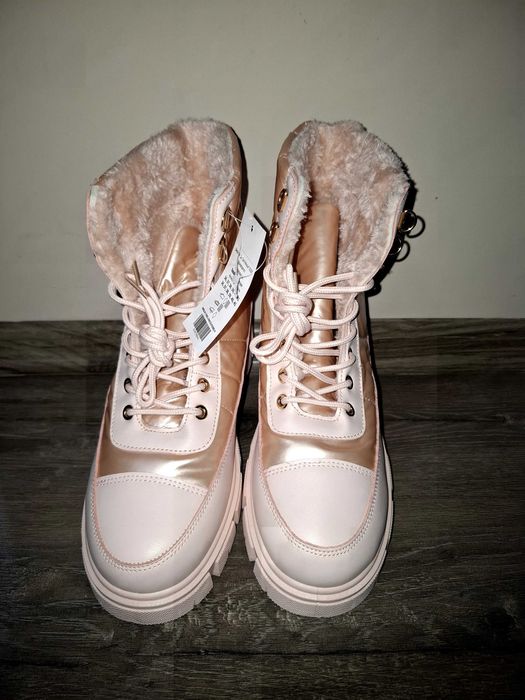 Топли боти с връзк