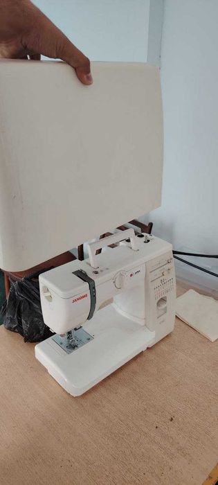 Tikuv moshinasi, stol-stul va manikenlar sotiladi.