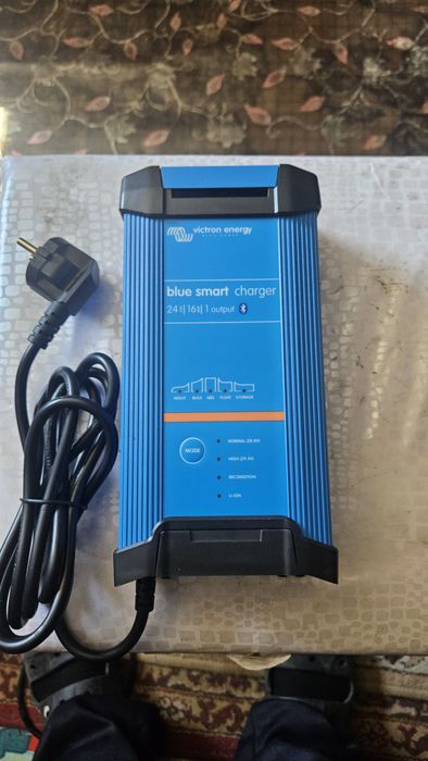 Зарядное устройство для грузовых аккусуляторов Victron Energy Sm