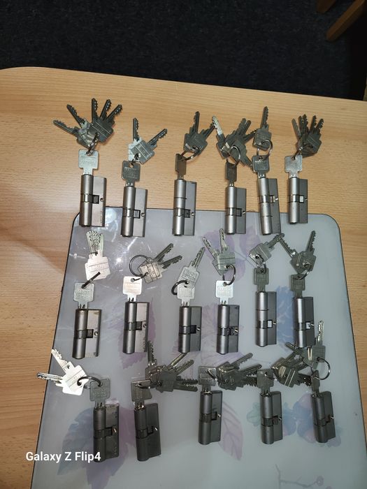 15 LEI buc Butuc yale