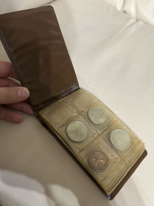 Продавам стар класьор за монети