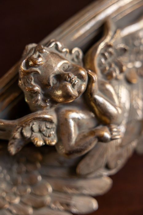 Consolă cu îngeraș gânditor