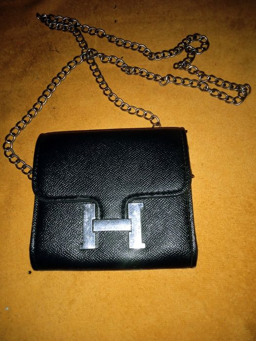 Hermes mini qora sumka sotilvoti chiroyli turadi