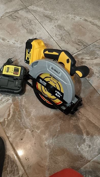 Vând circular dewalt