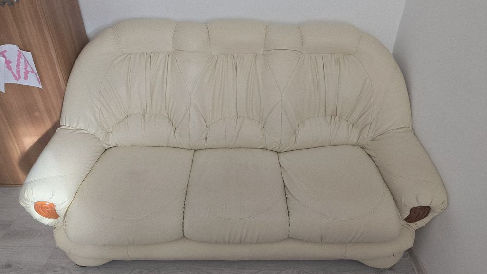 Vând canapea piele trei persoane