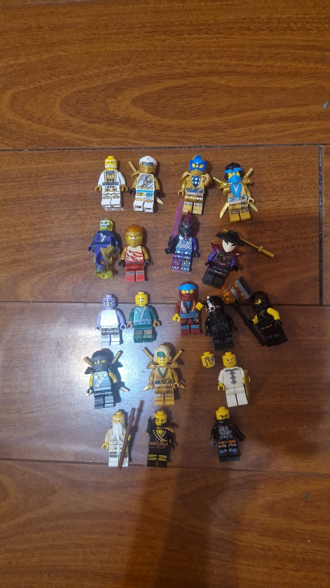 Vând figurine rare si accesorii lego ninjago