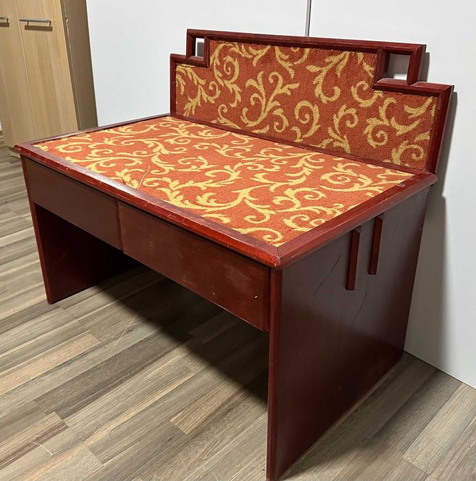 2 buc Bancuta cu spatar si sezut tapitate; Dulapior cu 2 sertare