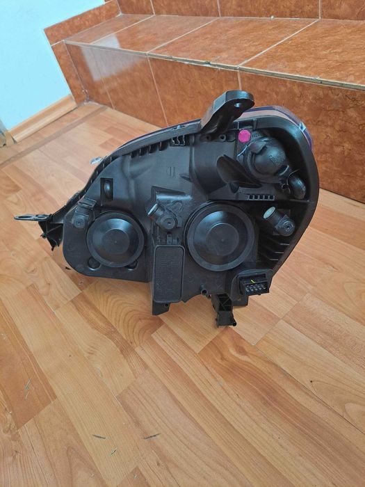 Far stanga/dreapta Opel Zafira B an 2005-2007 , faruri noi