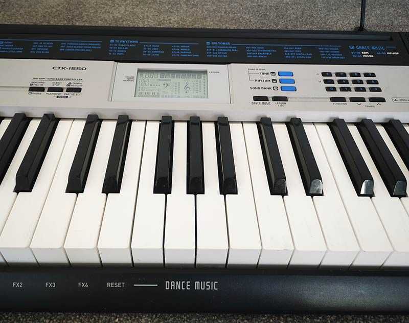 синтезатор клавир CASIO CTK-1550 пиано с 5 октави и плътни клавиши
