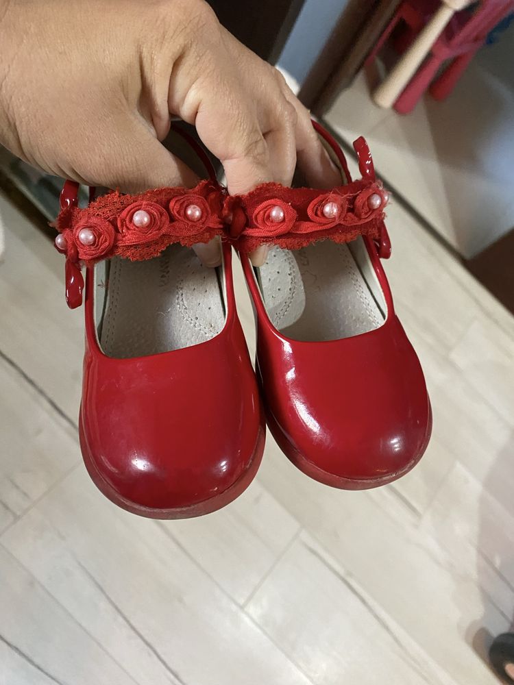 Vand rochita Iepuras noua cu eticheta, pantofi rosii si adidasi