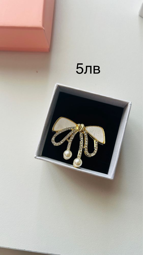 Гривни, колиета и обеци